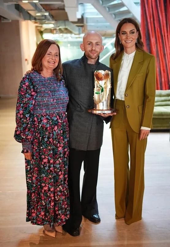 凯特颁奖现场走路缓慢,不似三年前神采奕奕,面容也憔悴好多