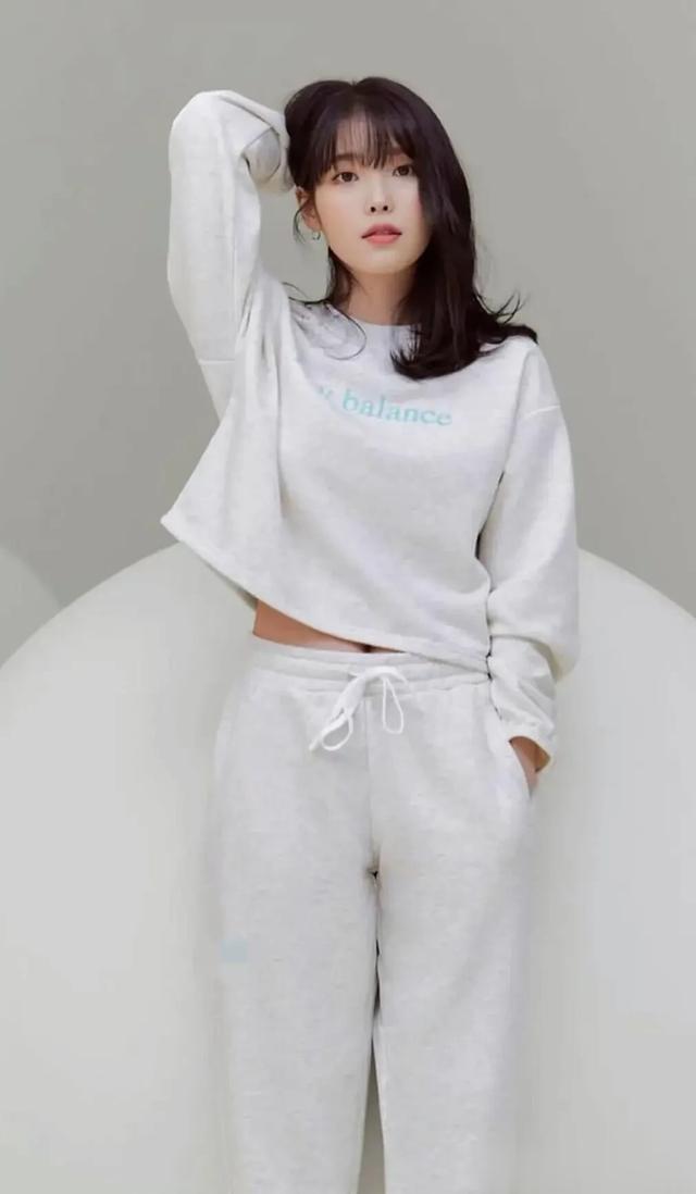 女神IU李知恩:娇小身材，绝美面容，深受韩国粉丝们的喜爱