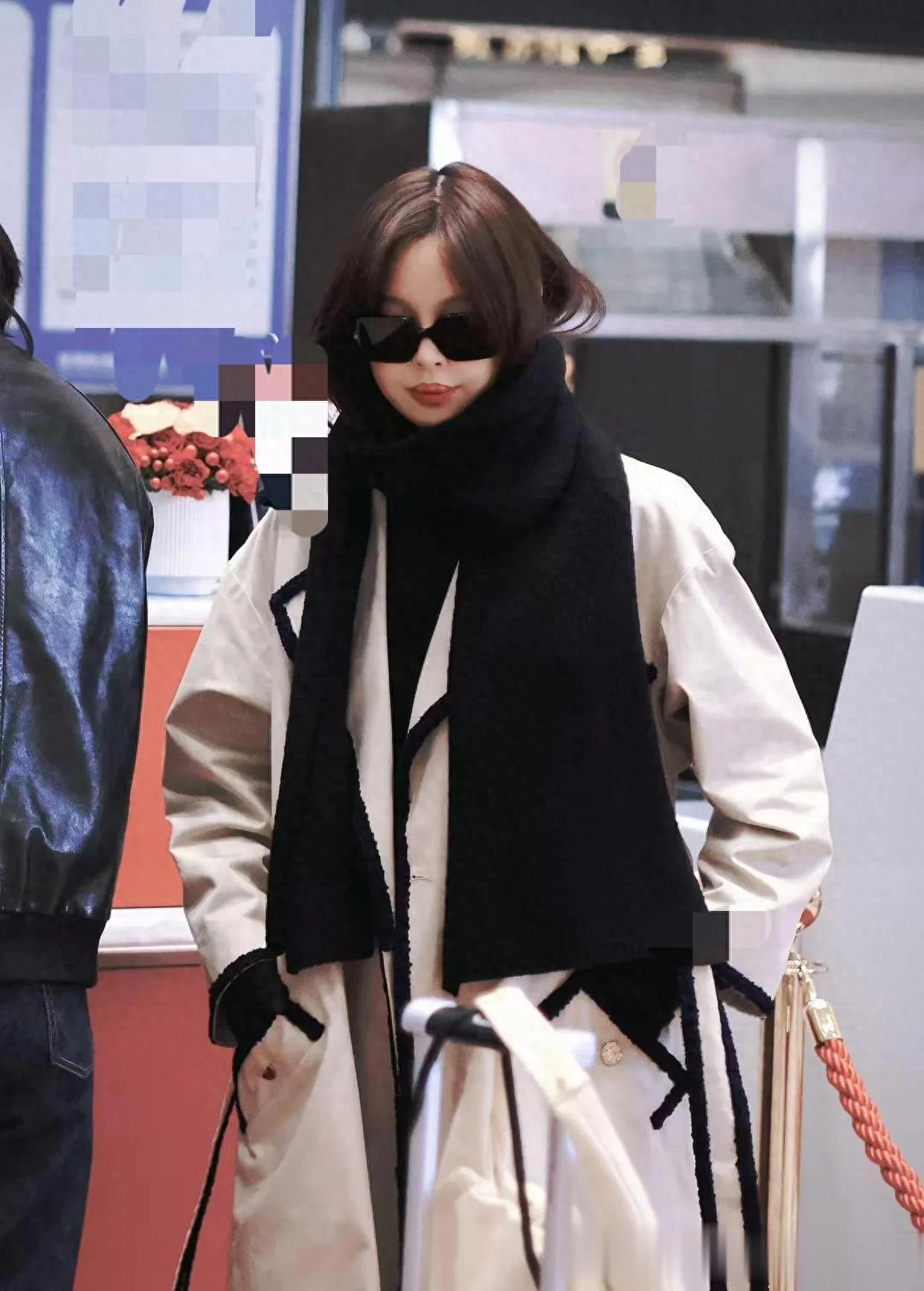 辛芷蕾机场私服越来越简约！穿米白大衣+黑色围巾，时髦又高级！