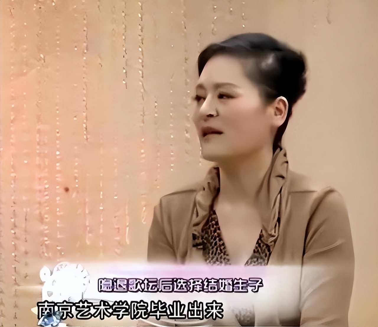 曾打败毛阿敏，却因谷建芬1封信从歌后沦为保姆，如今老到无人识