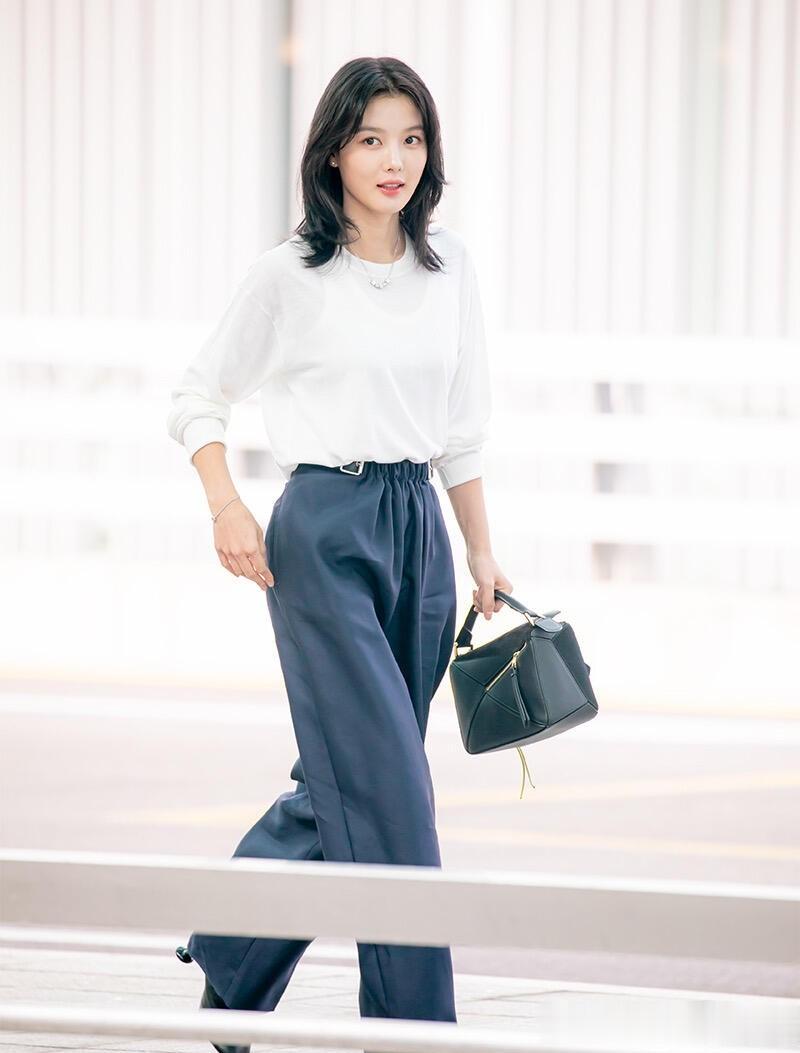 金裕贞出发巴黎女装秀机场路透照，穿白衣黑裤优雅大方气质佳