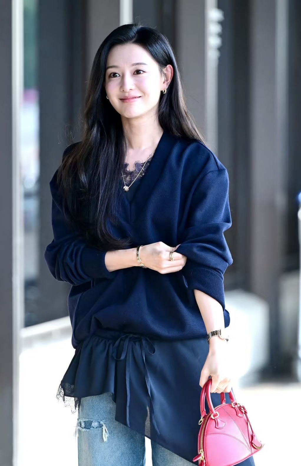 金智媛现身机场，一身休闲穿搭又美又松弛，给韩媒们都变成站姐了