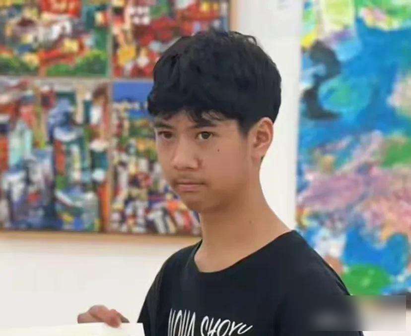 郑钧儿子因颜值上热搜,父母晒照反遭吐槽,画作才是重点?