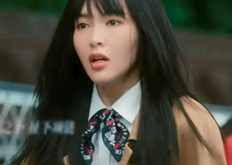 杨幂瘪嘴严重、赵丽颖眼褶多、唐嫣有了双下巴，85花纷纷陷初老