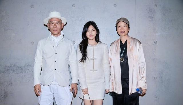 王诗龄回国后在宴会上惊艳到大家！真成财阀千金了，骨子里的优雅