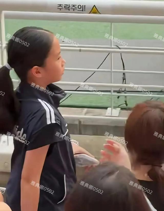 韩国偶遇孙俪和女儿小花,还跟孙俪对视了,她的眼神好警惕好犀利