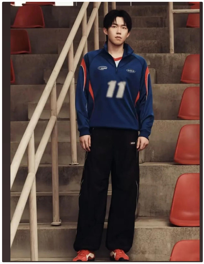 王楚钦最新李宁海报刷屏：运动装穿出成熟感，网友喊话“笑一个就更阳光”