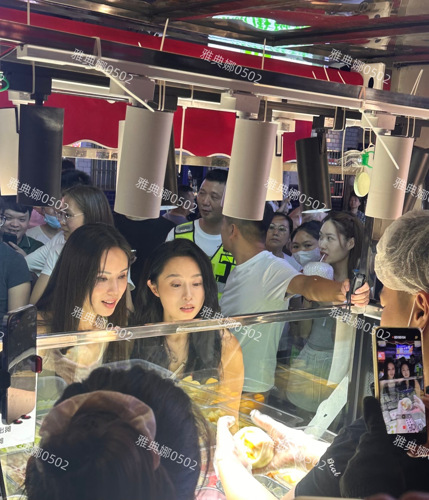 长沙夜市偶遇李若彤很难相信她快60岁了，脸上没有整的痕迹好年轻