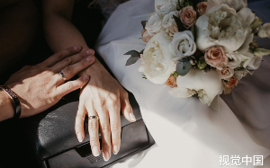 未婚夫为了让他患癌症的小三生子，竟然拿假孕检单骗我，我反手嫁给高富帅，他悔哭了