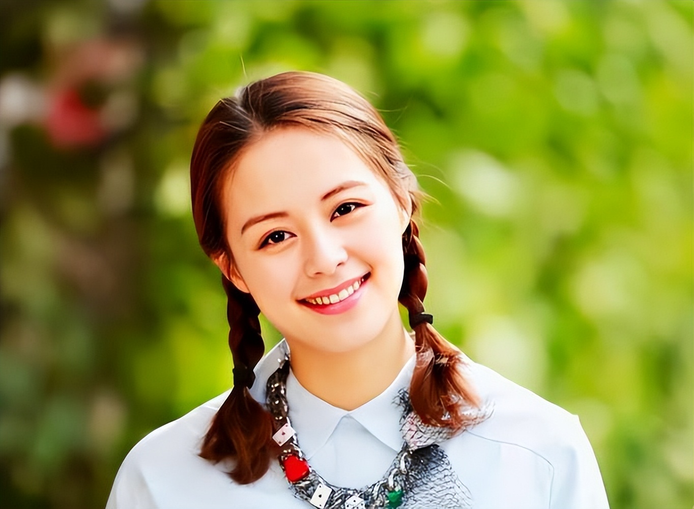 她是胡歌深爱、刘烨难忘的女人，受央视力捧多年，至今没能走红