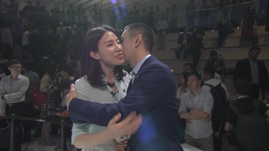 原来她是蔚来老板娘，曾是央视女主播才貌双全，和李斌一见钟情