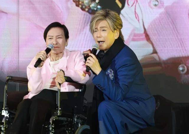 88岁香港知名演员坐轮椅现身