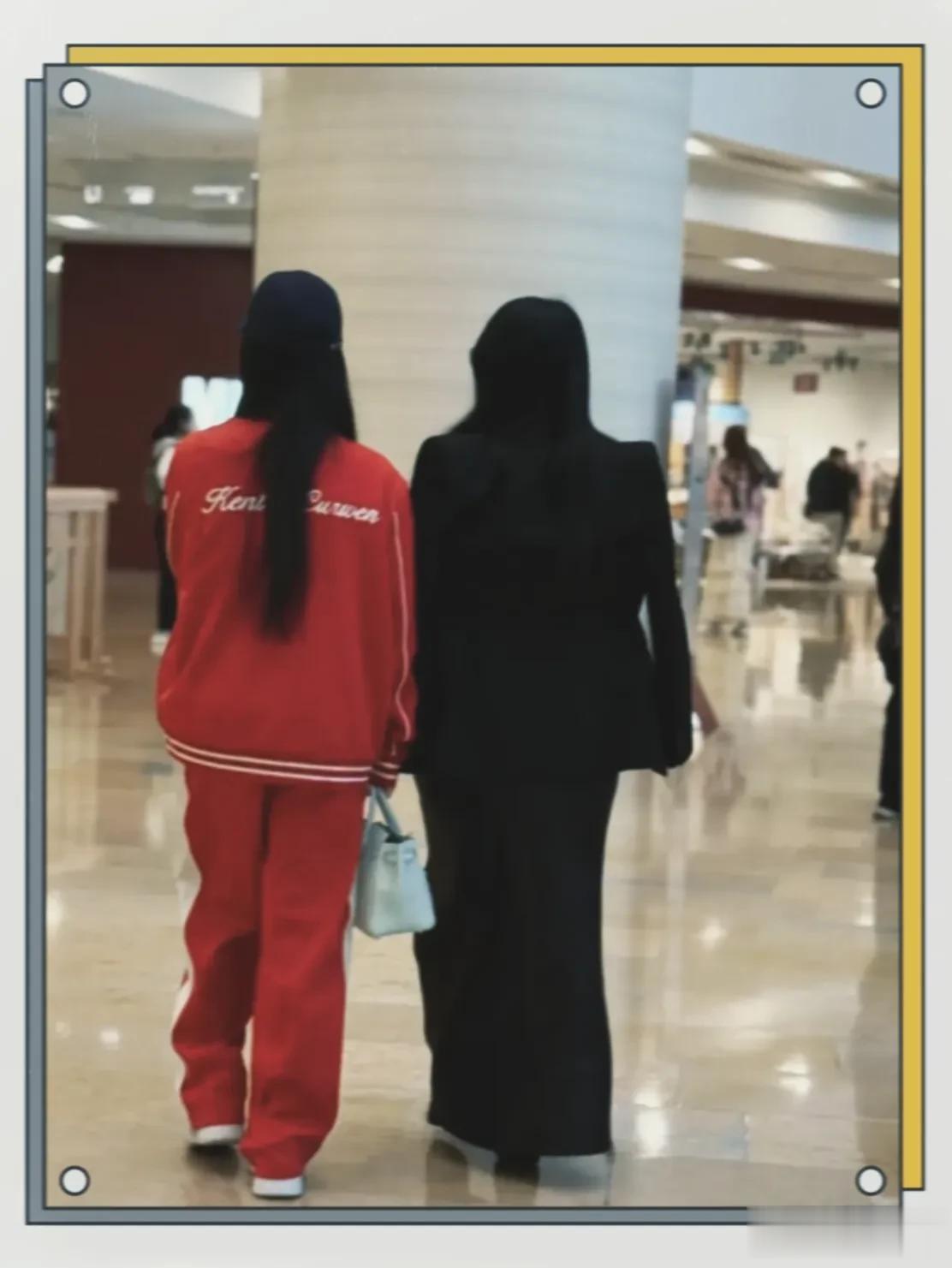 李湘与王诗龄香港逛街被偶遇，外套披在身上，引网友吐槽：衣品差