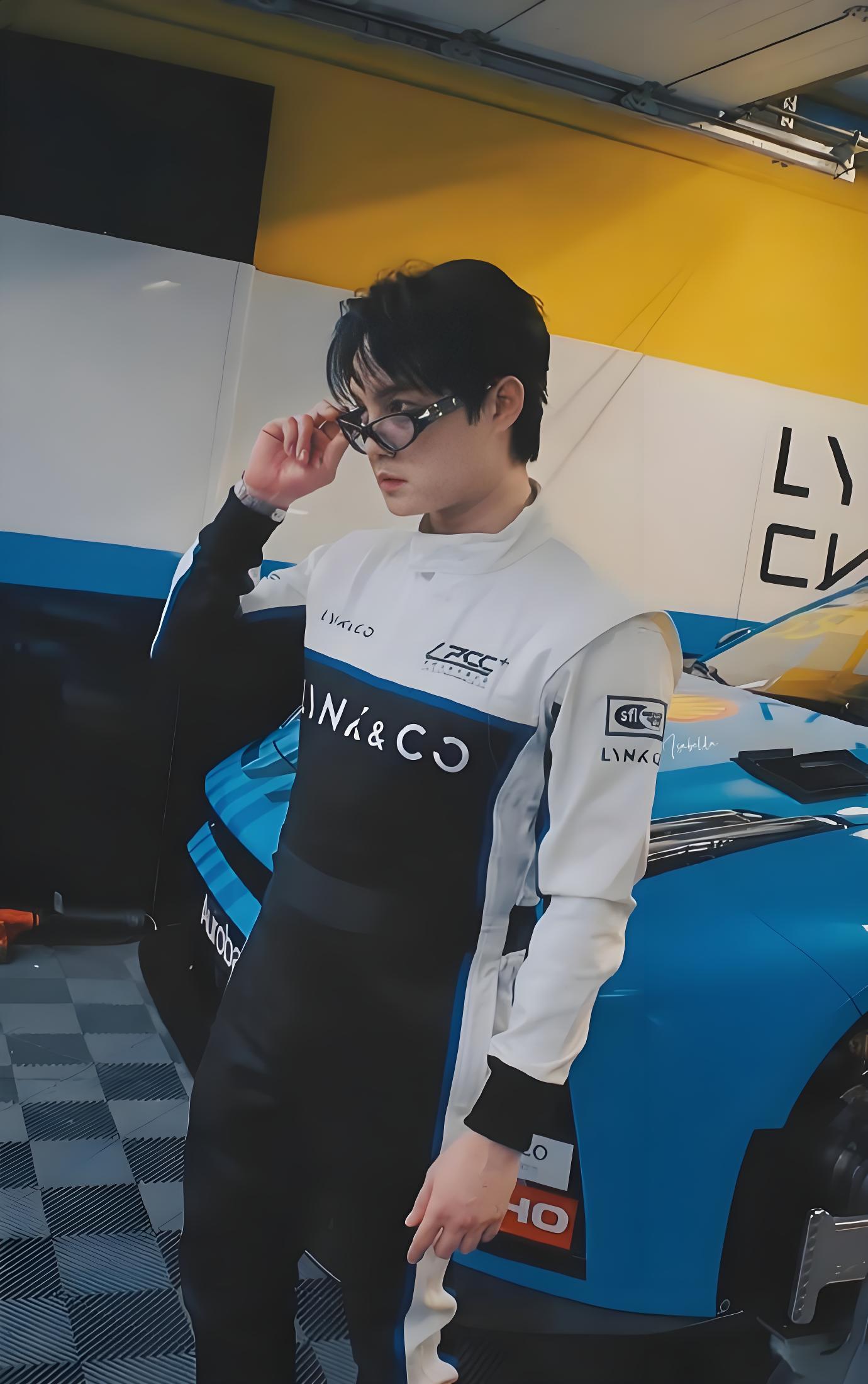 反差这么大的吗？单看名字以为是两个人，实则是同一人