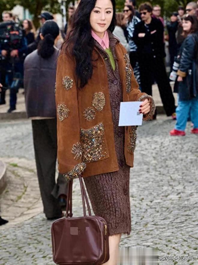 61岁章小蕙真会赶时髦!穿美拉德外套+针织裙,显贵又洋气!