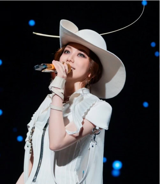 邓紫棋演唱会抓屁股上热搜?网友大赞真实,粉丝怒怼港媒断章取义