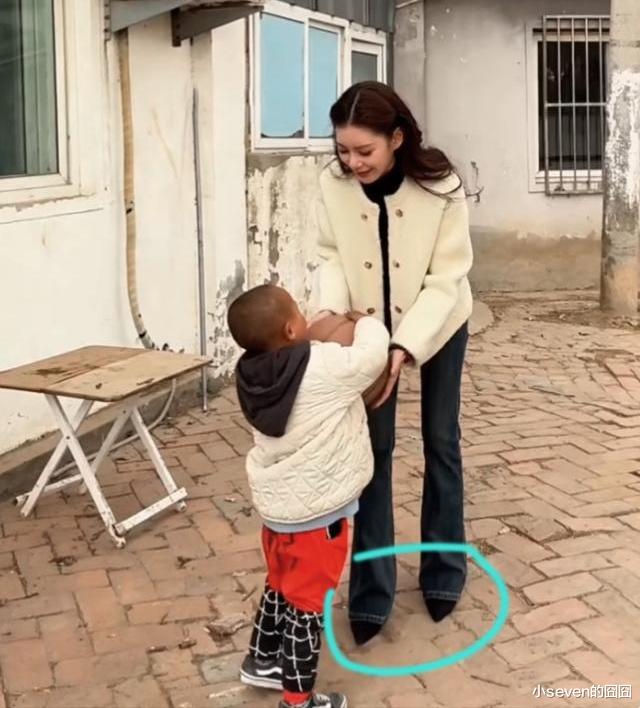 马筱梅近照曝光,代表汪小菲去小学做公益,和大S做公益差别很大