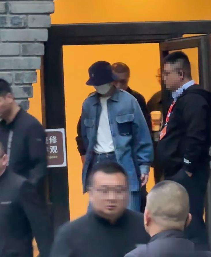 乌镇大佬聚餐:童谣素颜出众黄磊孙莉夫妻敬酒,郝蕾本人又瘦又美