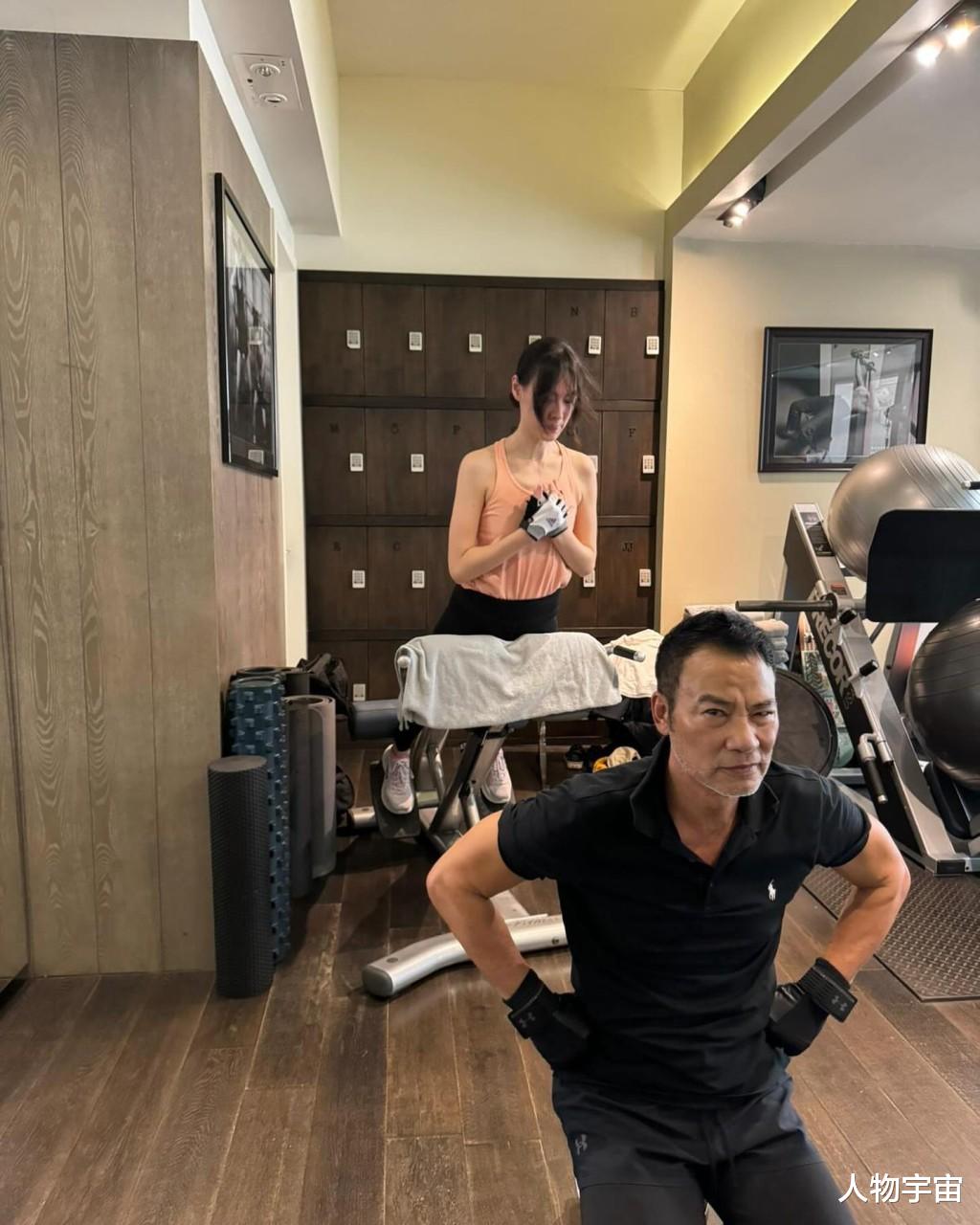 任达华垃圾桶旁吸烟被放上网，因往昔形象自律健康，风评不受影响