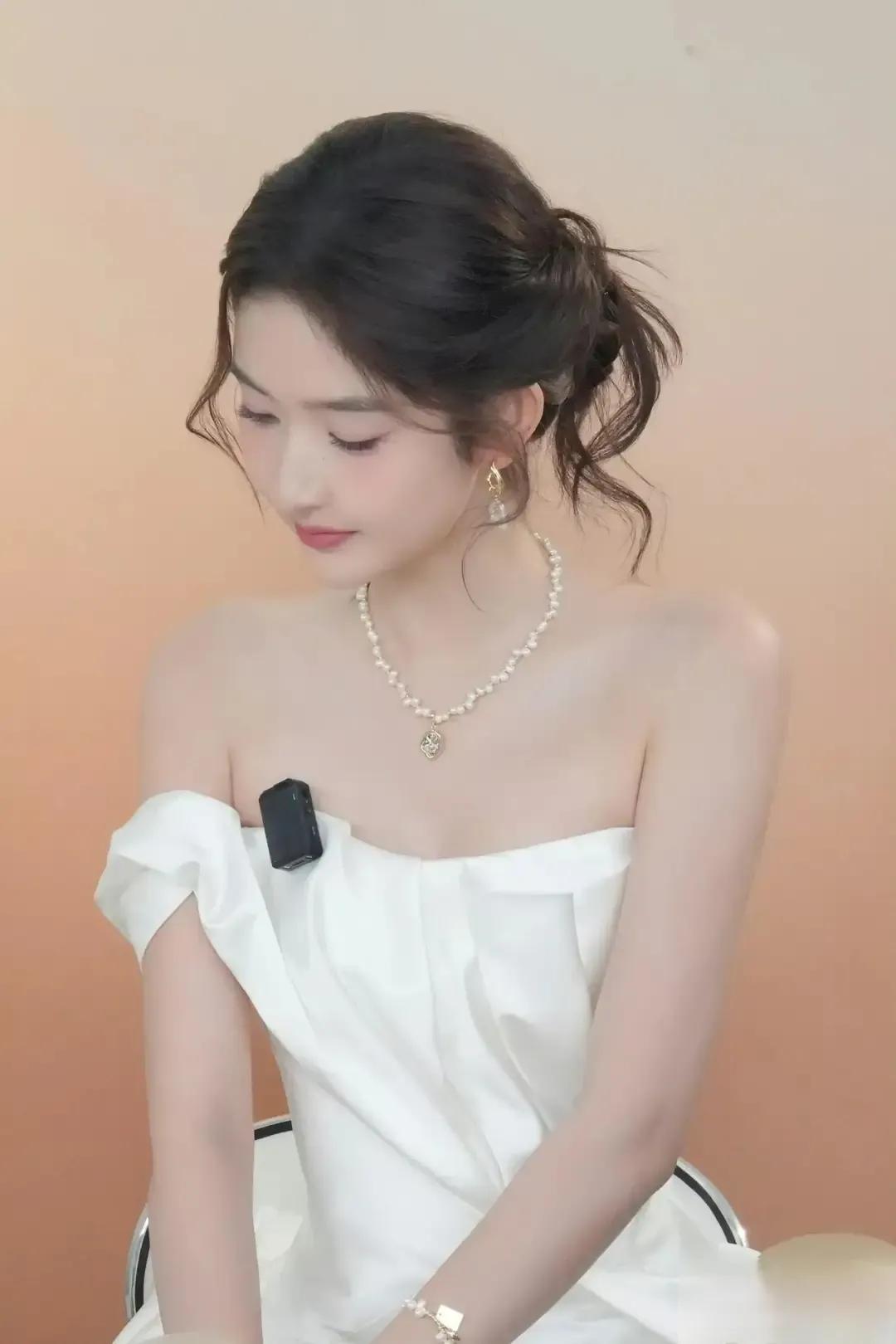 王玉雯直播造型，白色露肩裙配精致项链，优雅又迷人