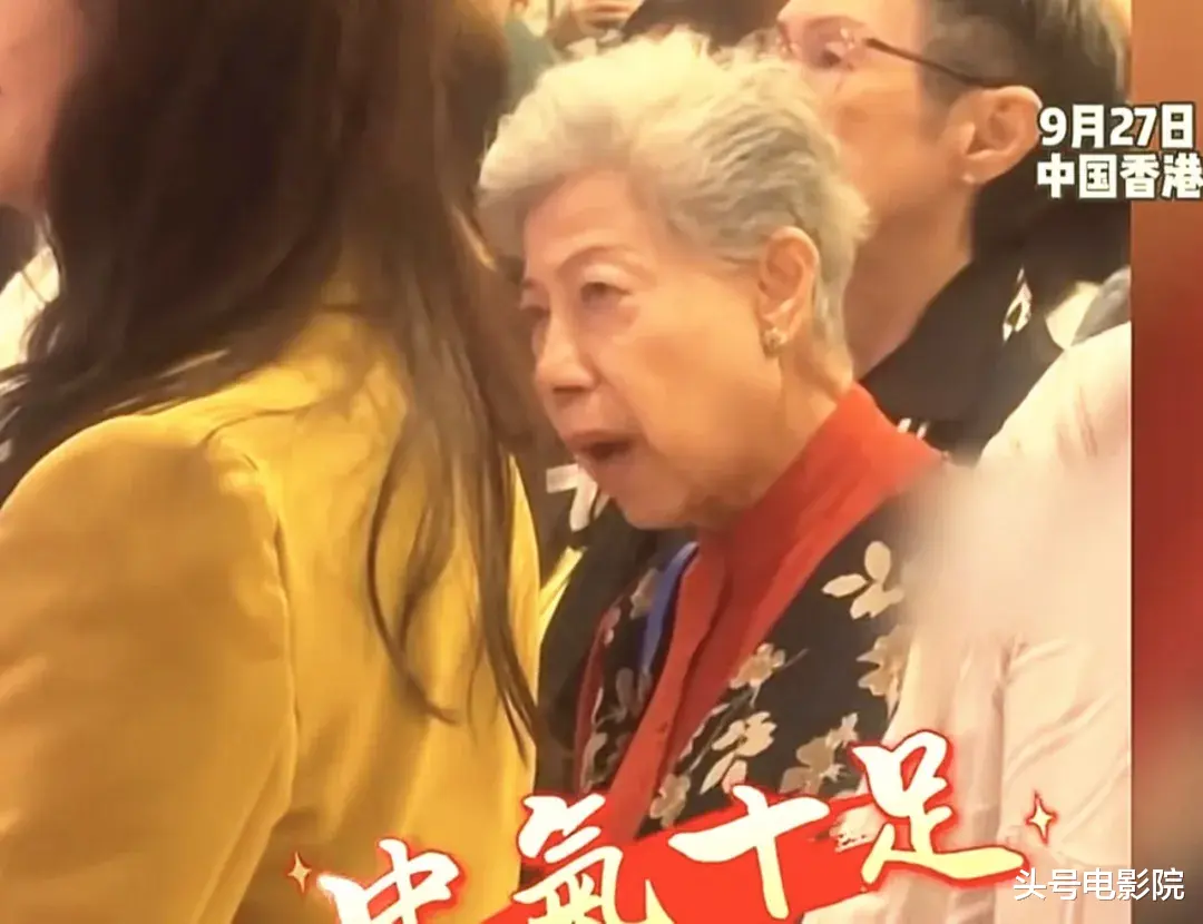 90岁香港女星,站着唱国歌!未婚无儿女,一个人去医院签遗体捐赠