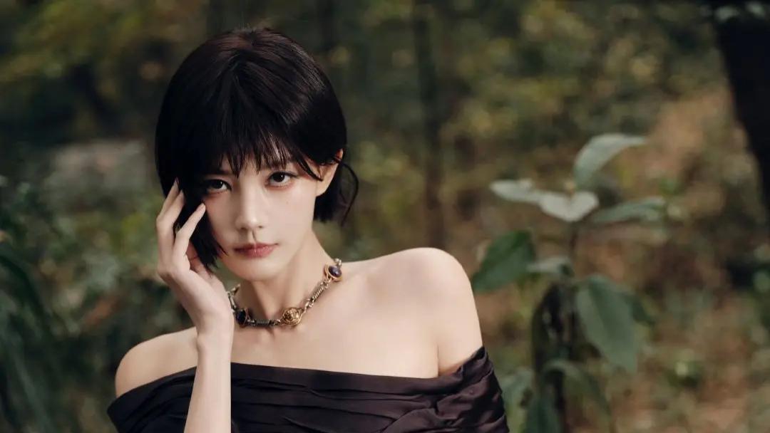 李一桐短发森林大片引热议：从温碗到优雅御姐的惊艳蜕变
