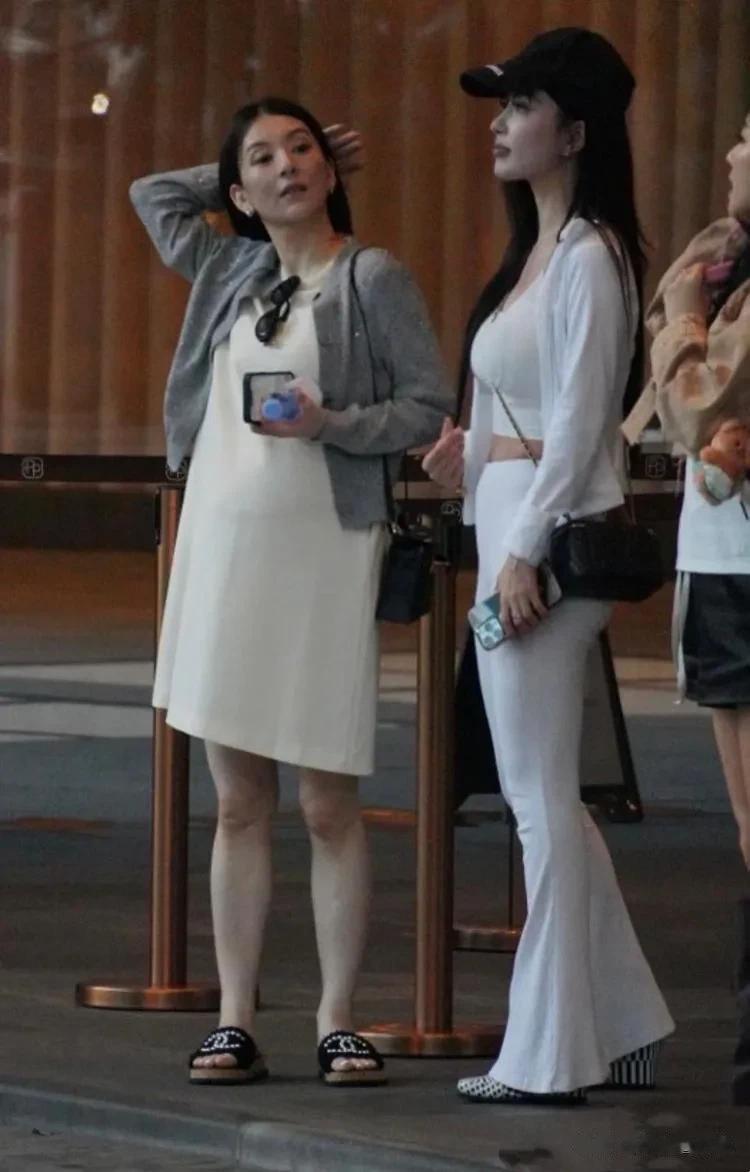 方媛挺大孕肚逛街，by2妹妹孙雨帮拎包好贴心，俩人站一起像姑嫂