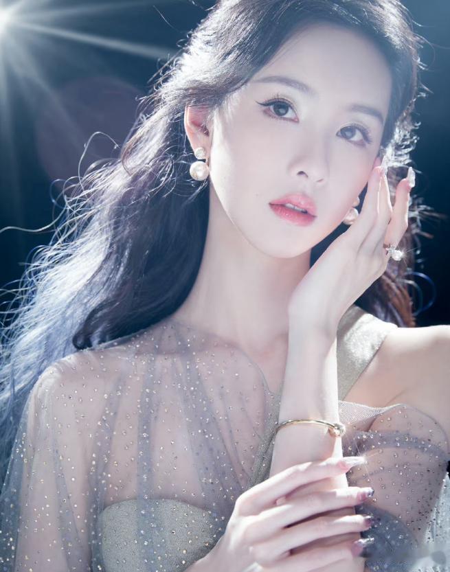 这一夜，女明星和短剧女主的差别，在陈都灵和郭宇欣身上完美展现