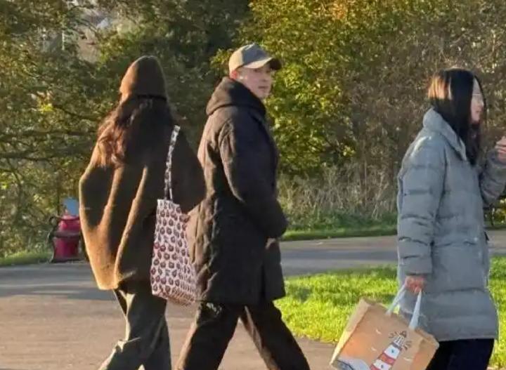 沙溢14岁儿子晒英国留学生活，住单人宿舍吃火鸡面，春节没有放假