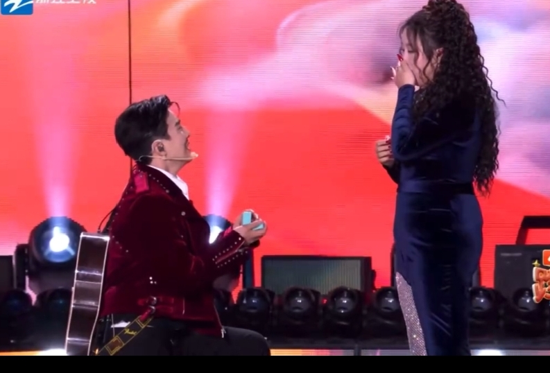 跨年晚会：李川向锤娜丽莎求婚，沈佳润跑调带偏毛不易，沈月假唱