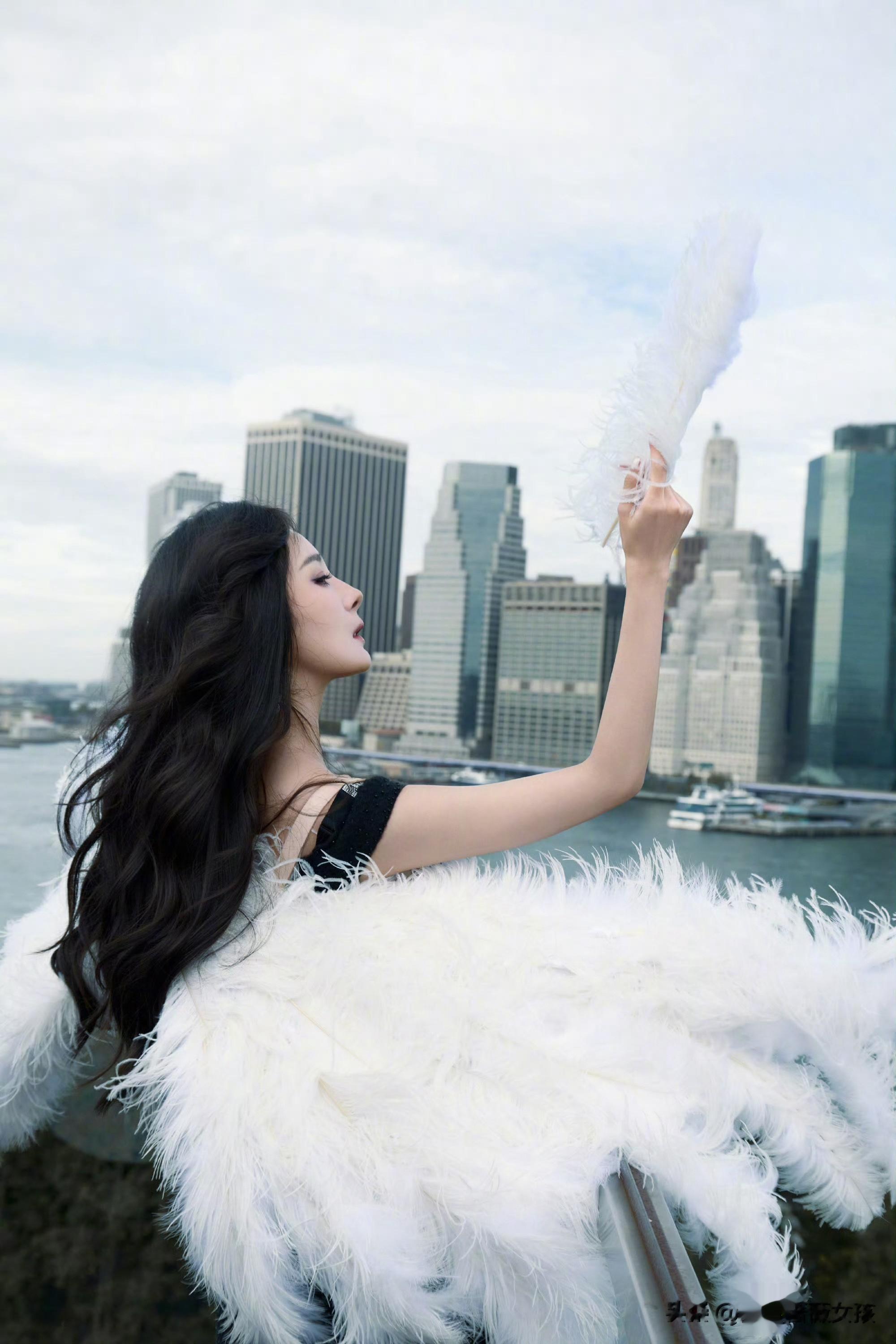 杨幂维密大秀：黑纱羽翅，都市绮梦绽放