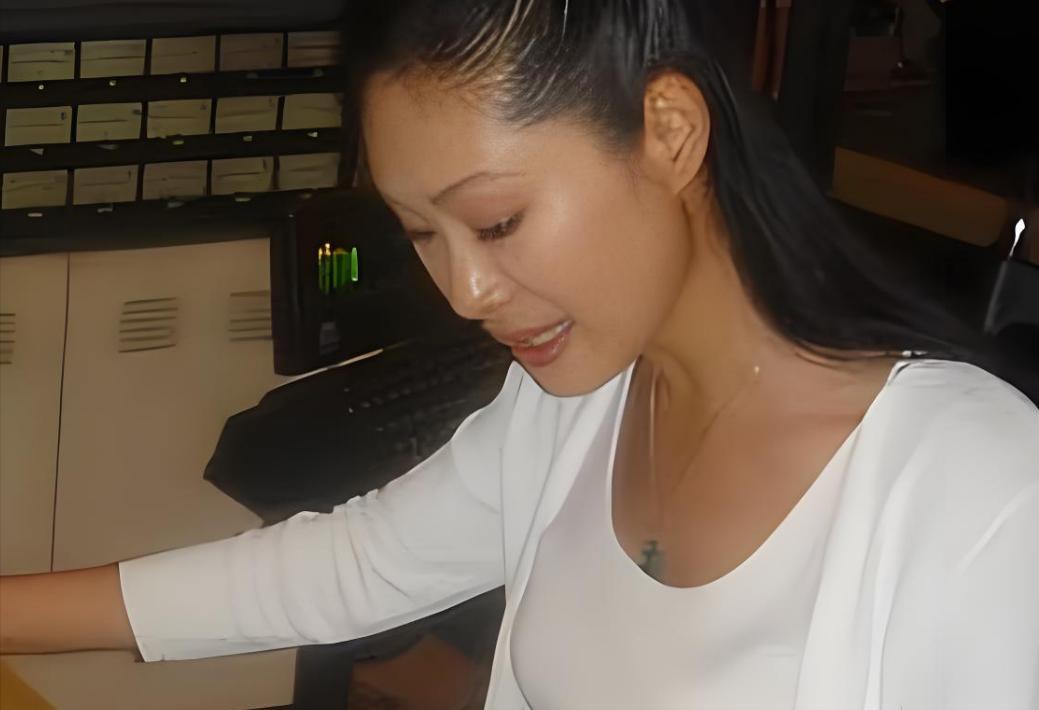 59岁于文华晒北京别墅，上下两层装修雅致，二婚老公年轻帅气