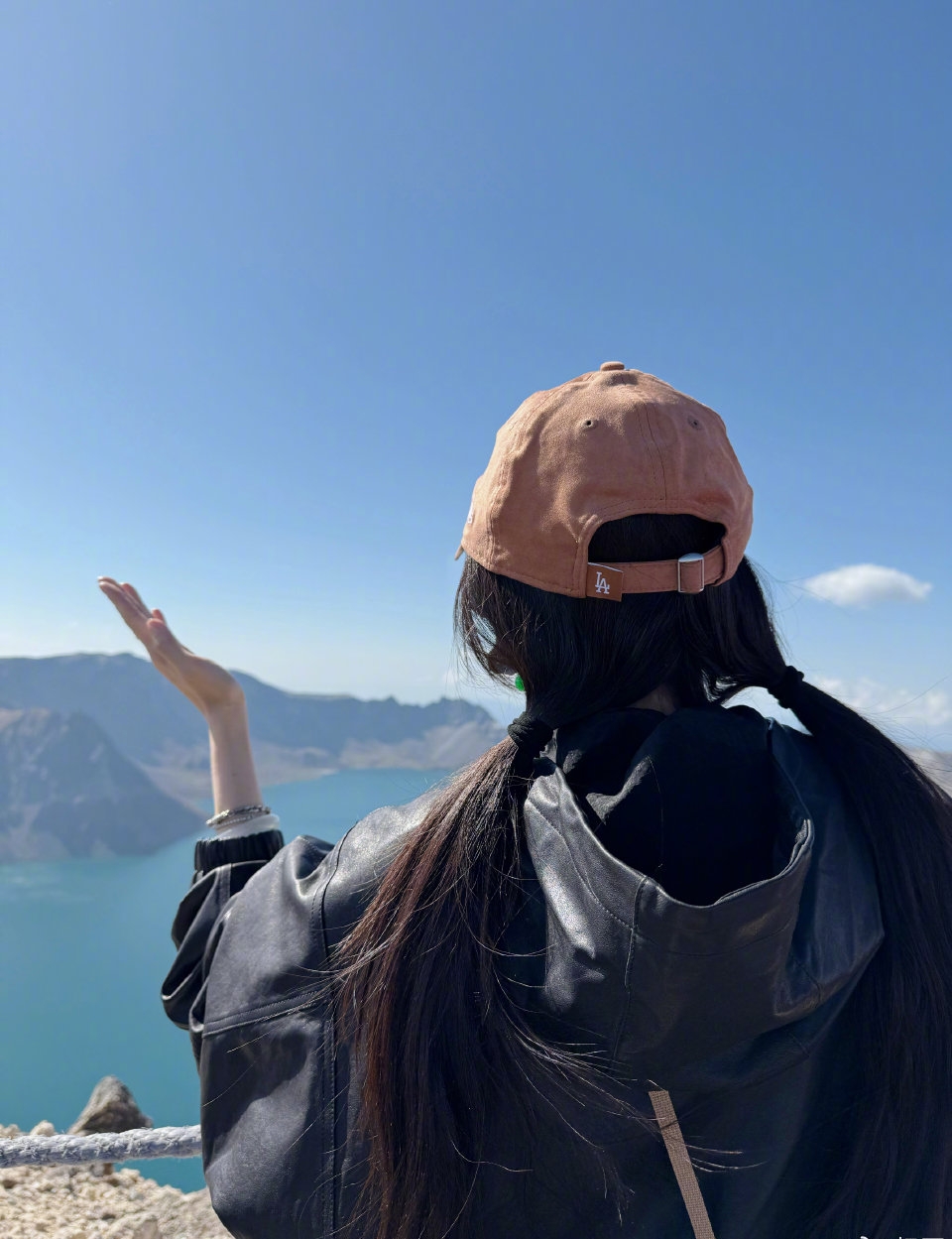 杨幂分享长白山游玩照，穿搭休闲简约，剪刀手姿势拍照尽显俏皮！