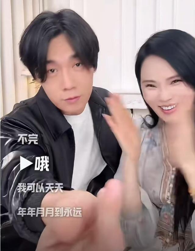 伊能静为秦昊庆祝47岁生日，公婆女儿全出镜，一家五口好幸福