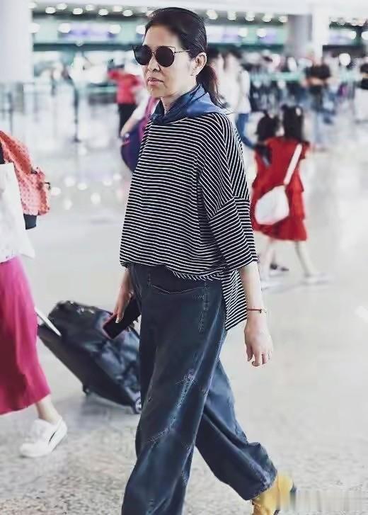 66岁倪萍状态开挂！简约穿搭穿出超强气场，网友：被奶奶帅到了！