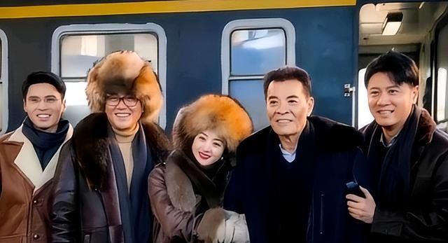 他用一封信和小22岁女友分手，娶八一厂员工为妻，51岁在美国当爹