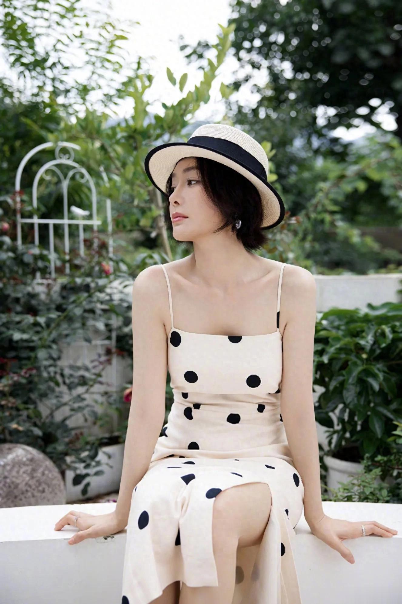 秦岚田园风来袭,身穿白底黑点吊带裙,47岁状态太好了吧