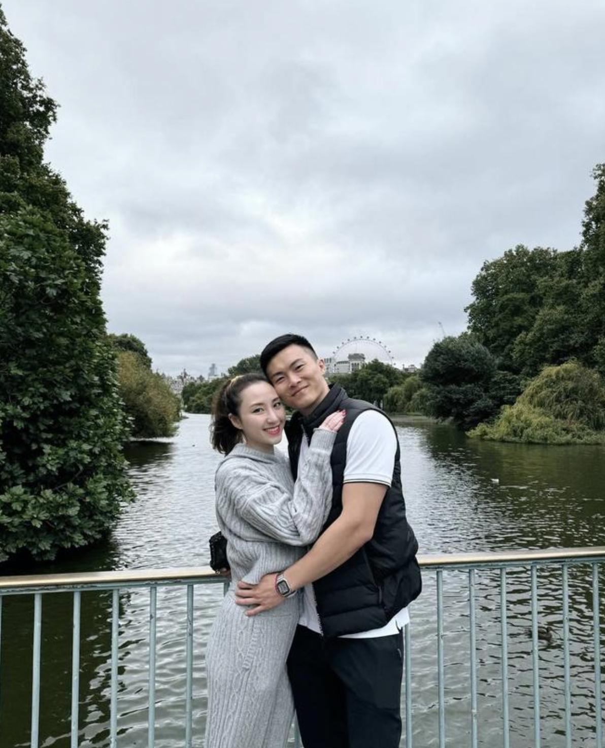 何超云平安夜盛装赴约，穿酒红色长裙明艳动人，被曝交往了新男友