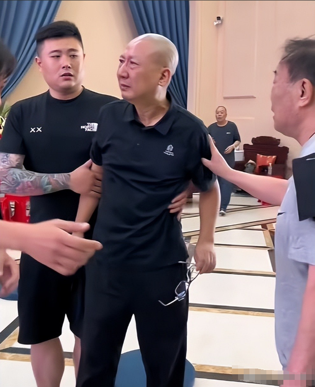 杨少华吊唁现场突发闹剧!徒弟找杨议解决个人恩怨,长子透露内情