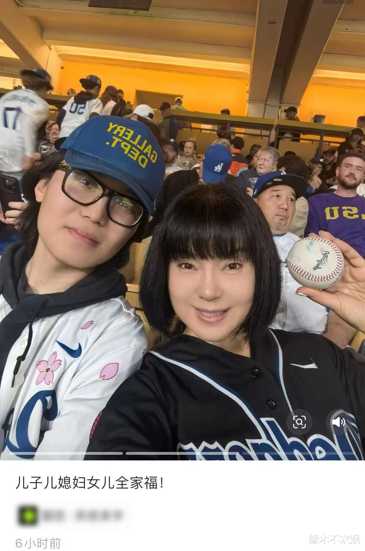 56岁陈红晒全家福,儿子找外国媳妇女儿漂亮,离婚11年称不要老公!