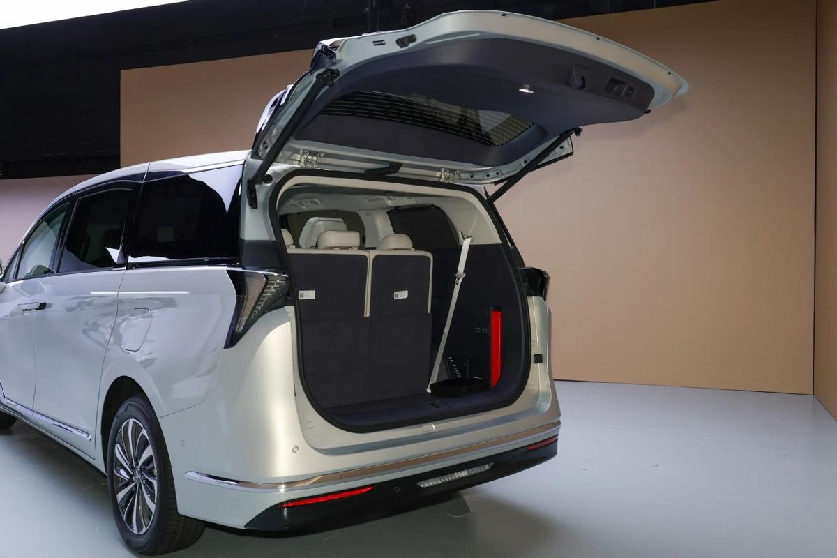 34万拿下混动别克GL8，续航1450km+15分钟快充，还看造车新势力？