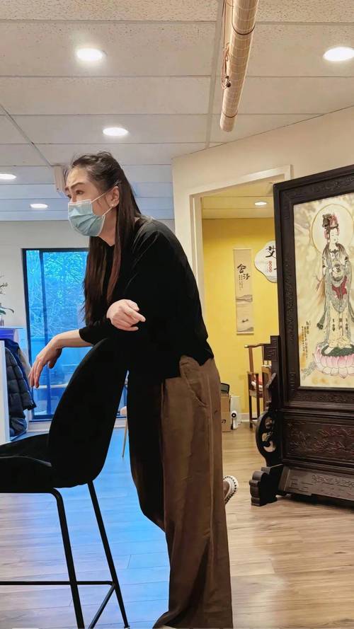 59岁王祖贤旧金山会友！生图脸肿皮肤凹陷严重，嘴唇下垂一脸苦相