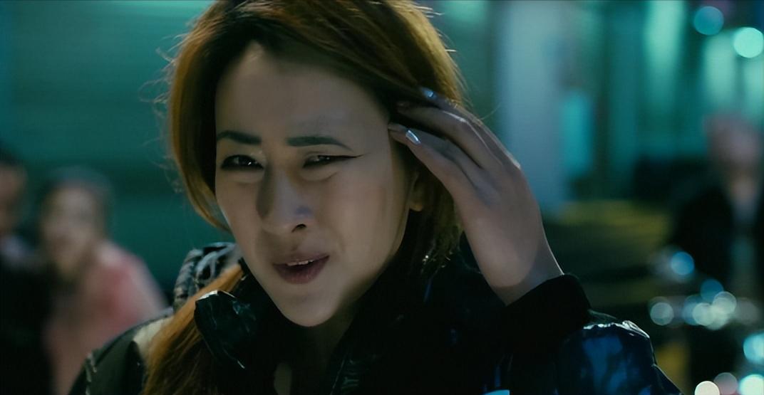 和孔令辉分手12年，被黑人驼肩上的马苏，终是为她的选择买了单