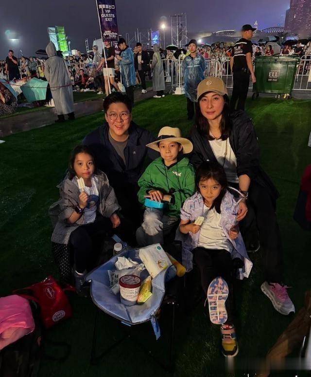 霍家三公子大婚，新娘婚纱简单小腹微凸，霍震庭朱玲玲低调出席