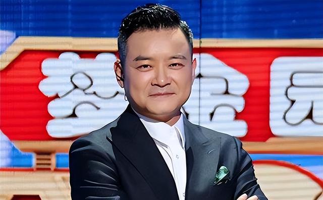 他是央视知名主持人,31岁因一句话离央视赴美国,如今50岁怎样了