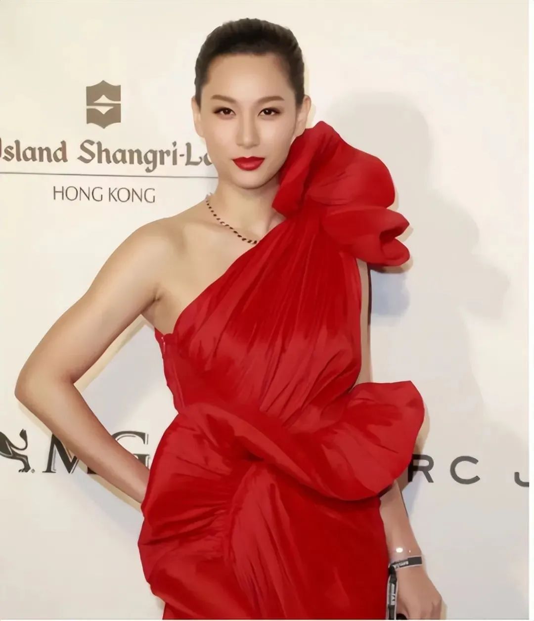 徐子珊退圈退得真彻底，卖房卖车零社交，连好友吴卓羲也找不到她