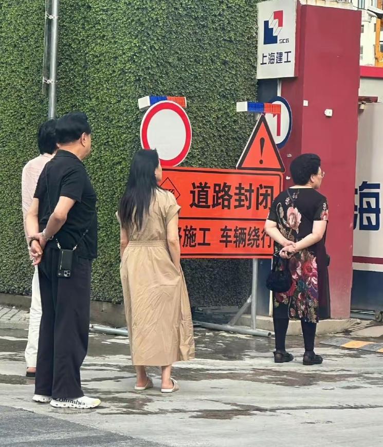 伊能静晒一家三口过圣诞！秦昊穿居家服坐沙发上不动窝，又脏又乱