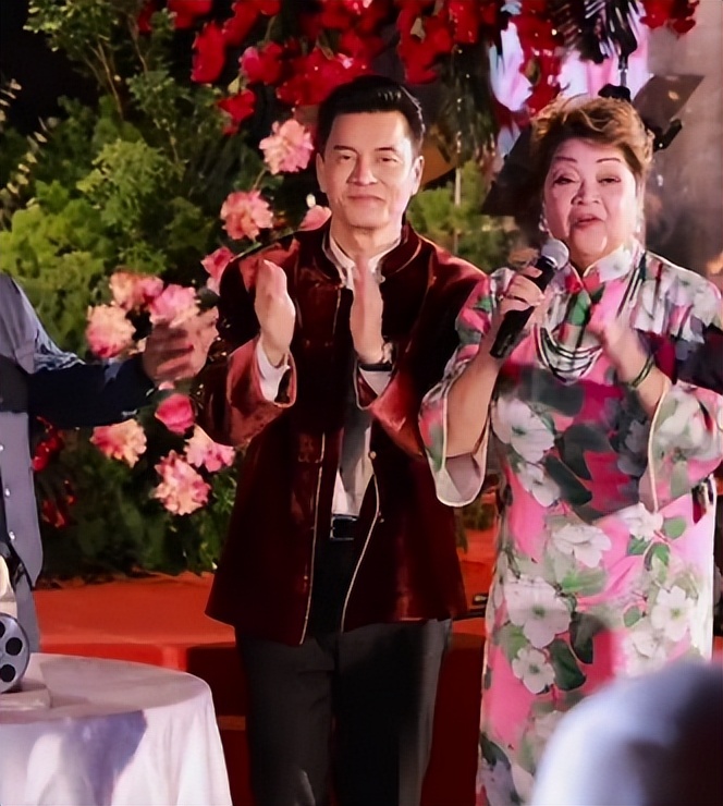 吕良伟70岁寿宴众星云集！向太憨笑比李湘还胖，甄子丹啤酒肚抢镜