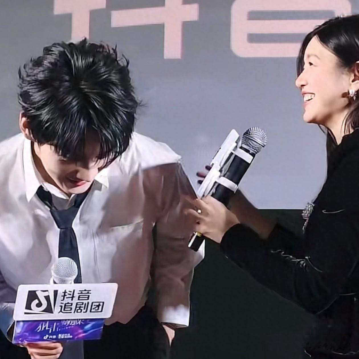 42岁陈妍希与23岁周柯宇甜蜜互动！摸头 拽领带好甜，看不出年龄差