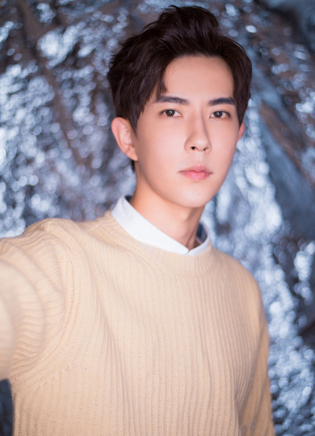 工作室证实于朦胧坠楼死亡